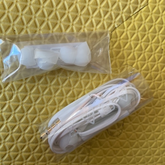 New in original packaging headset / earphone with volume control white - Picture 3 of 4